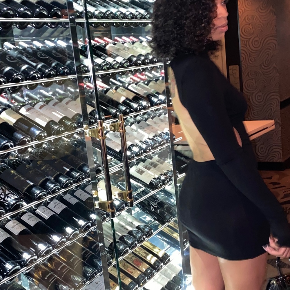 Little black dress w shoulderpads